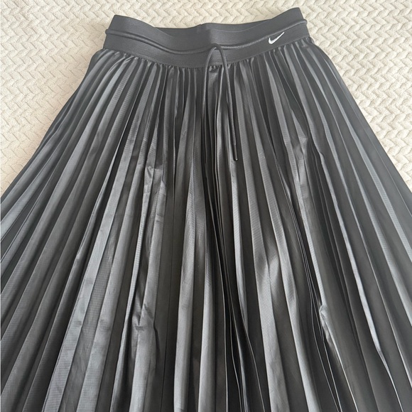 Nike Women's Black Pleated A-Line Skirt - Picture 3 of 4